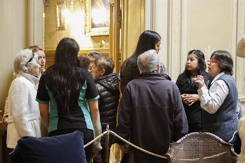 Rita Zeballos haciendo la guia