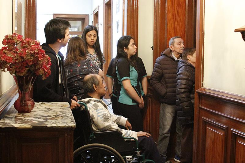 Adultos mayores visitando el museo