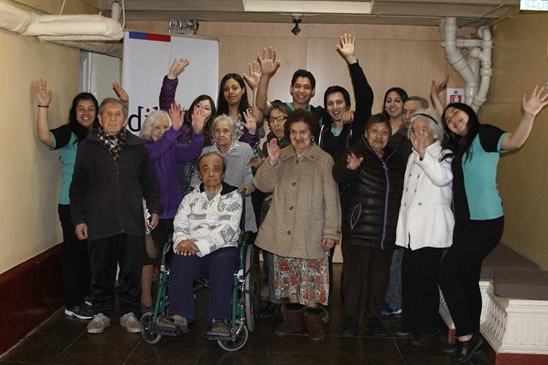 Adultos mayores en zócalo del museo