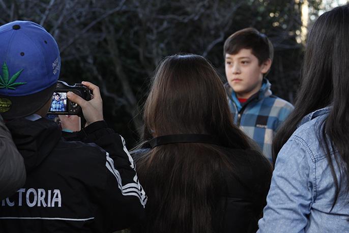 Modelo y alumnos practicando