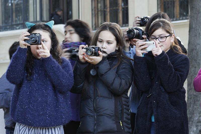 Alumnas tomando imágenes