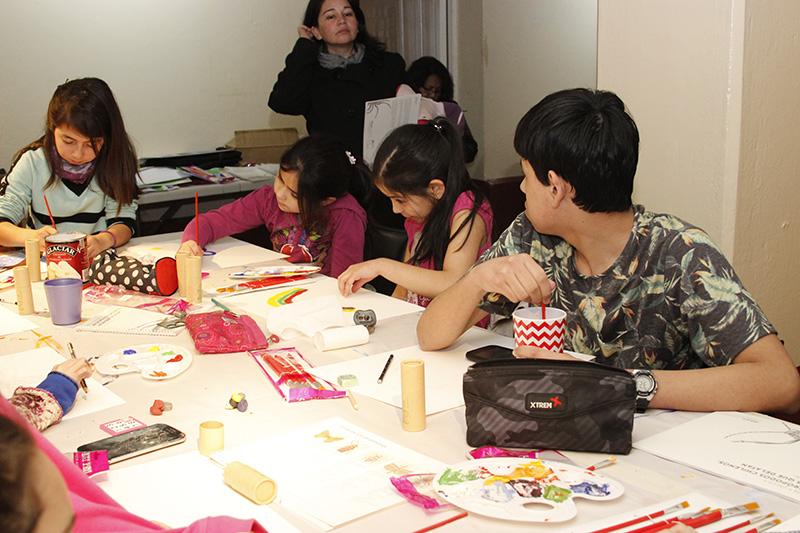 Niños en el taller de pintura