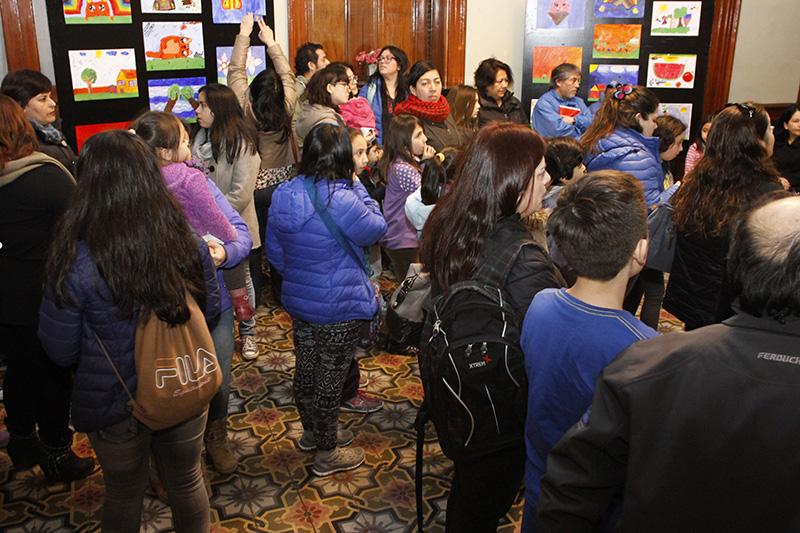 Niños y padres mirando la exposición