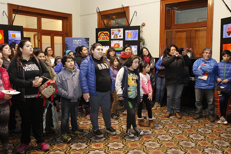 Padres acompañando a sus hijos en la entrega de diplomas