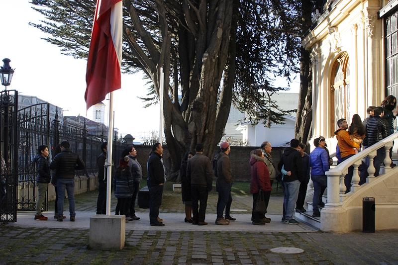 Usuarias y usuarios haciendo fila para ingresar al Museo Usuarias y usuarios haciendo fila para ingresar al Museo