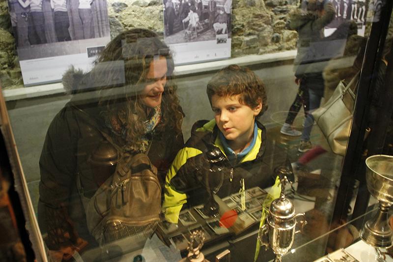 Madre y hijo mirando la exposición de Enap Madre y hijo mirando la exposición de Enap