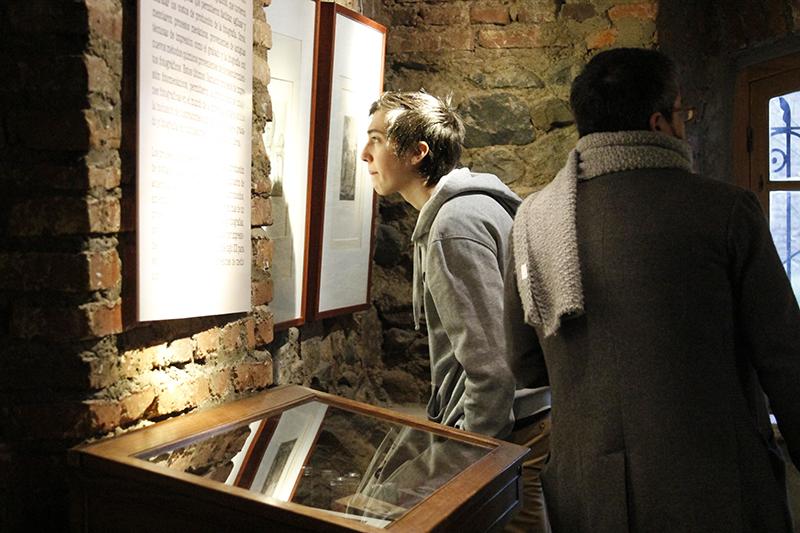Invitados observando la exposición
