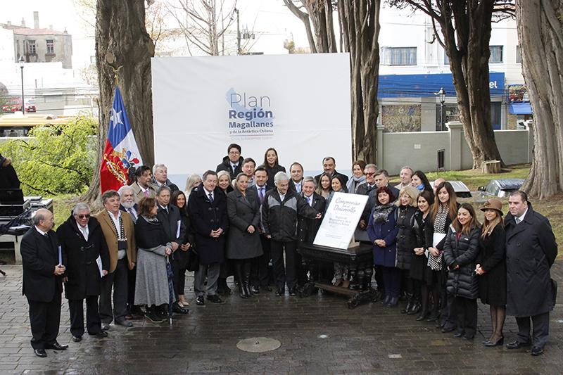 Presidente de la República Sebastián Piñera y autoridades regionales
