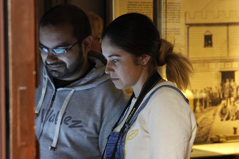 Usuarios mirando la exhibición permanente.