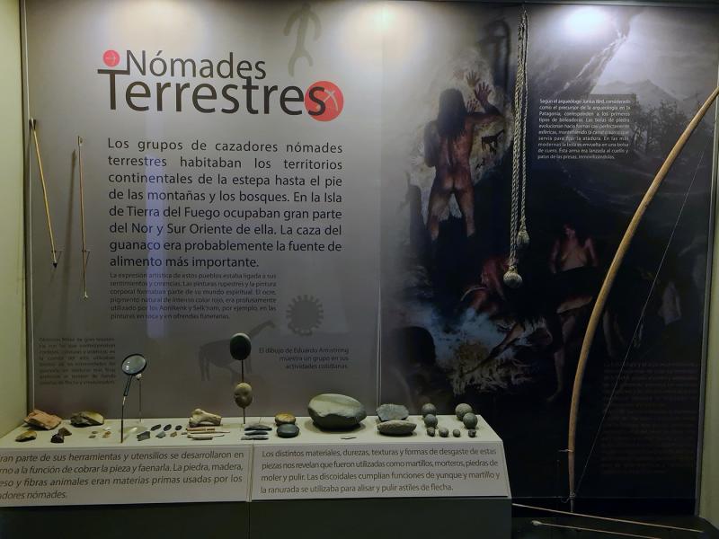 Vitrina con herramientas de los pueblos nómades terrestres
