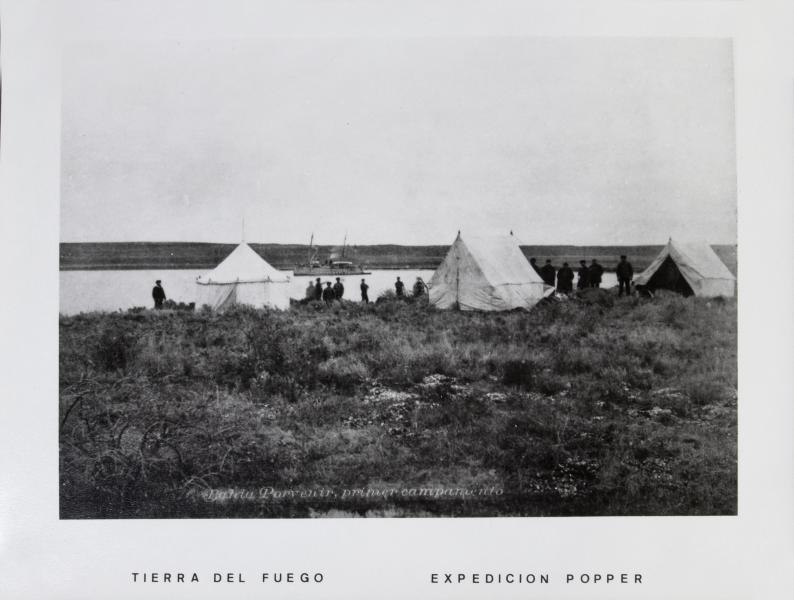 Bahía Porvenir. Primer campamento Bahía Porvenir. Primer campamento