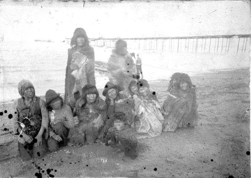 Indígenas en la playa de Punta Arenas Indígenas en la playa de Punta Arenas