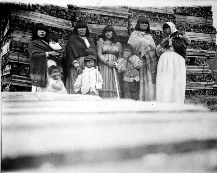 Grupo de mujeres y niños indígenas Grupo de mujeres y niños indígenas