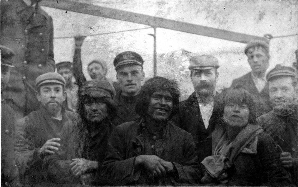 Indígenas junto en un grupo de marinos o trabajadores Indígenas junto en un grupo de marinos o trabajadores