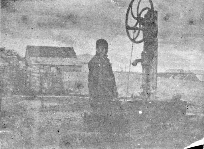Niño indígena junto a un pozo Niño indígena junto a un pozo