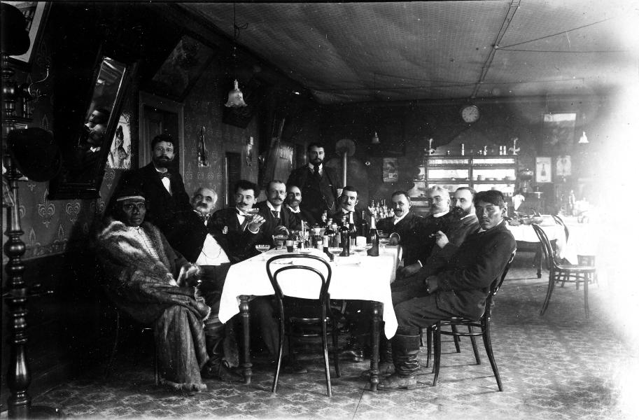 Almuerzo ofrecido por un grupo de vecinos de la ciudad al Cacique Mulato y a su hijo Almuerzo ofrecido por un grupo de vecinos de la ciudad al Cacique Mulato y a su hijo