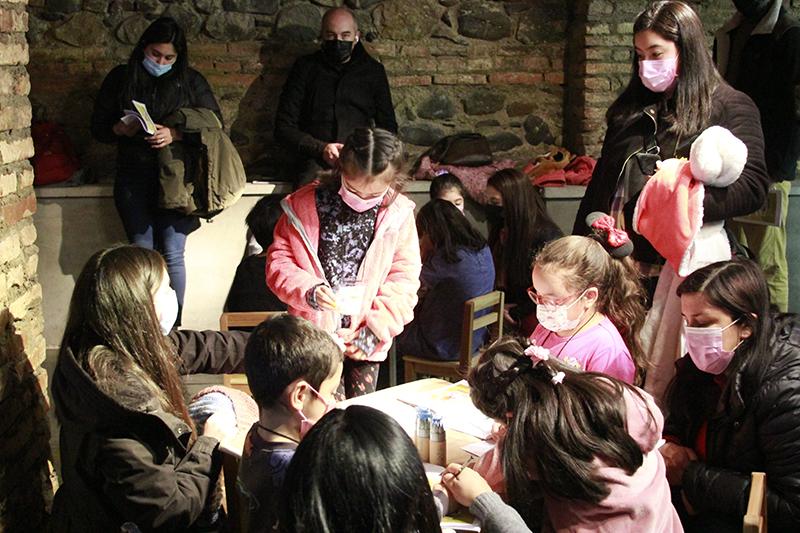 Niñas y niños participando en la actividad de dibujo de don Milo