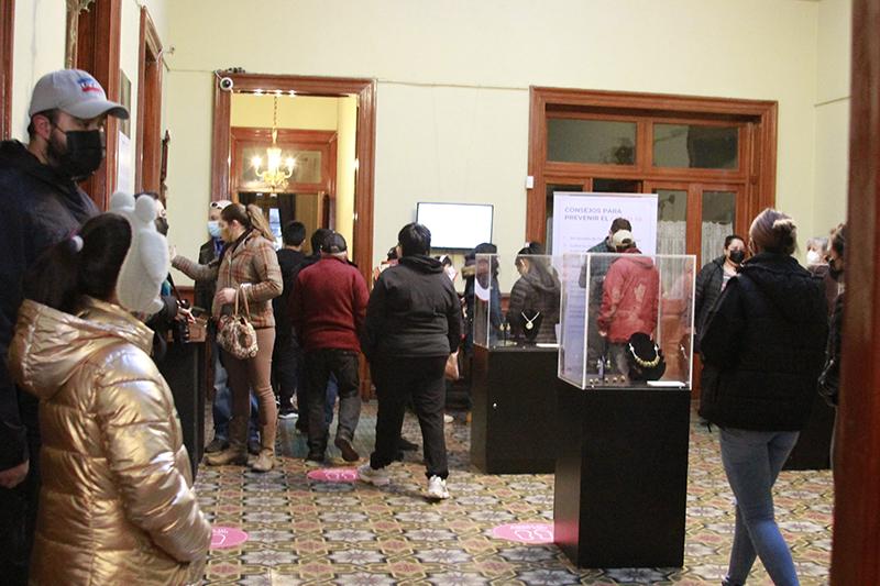 Visitante en el Hall Central de museo
