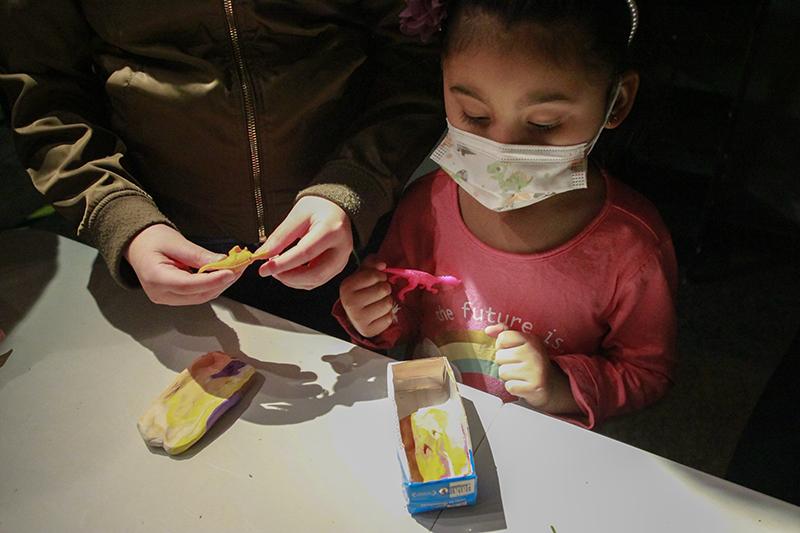 Revisando la impresión o copia en plasticina de su dinosaurio