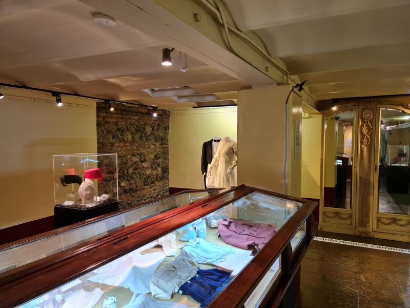 Hall central zócalo con la exposción textil de indumentaria